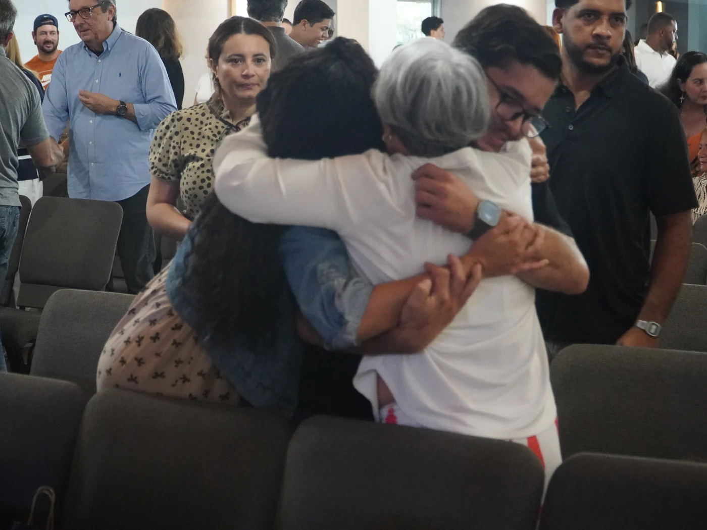 A comunidade da New Hope Church reunida depois do culto