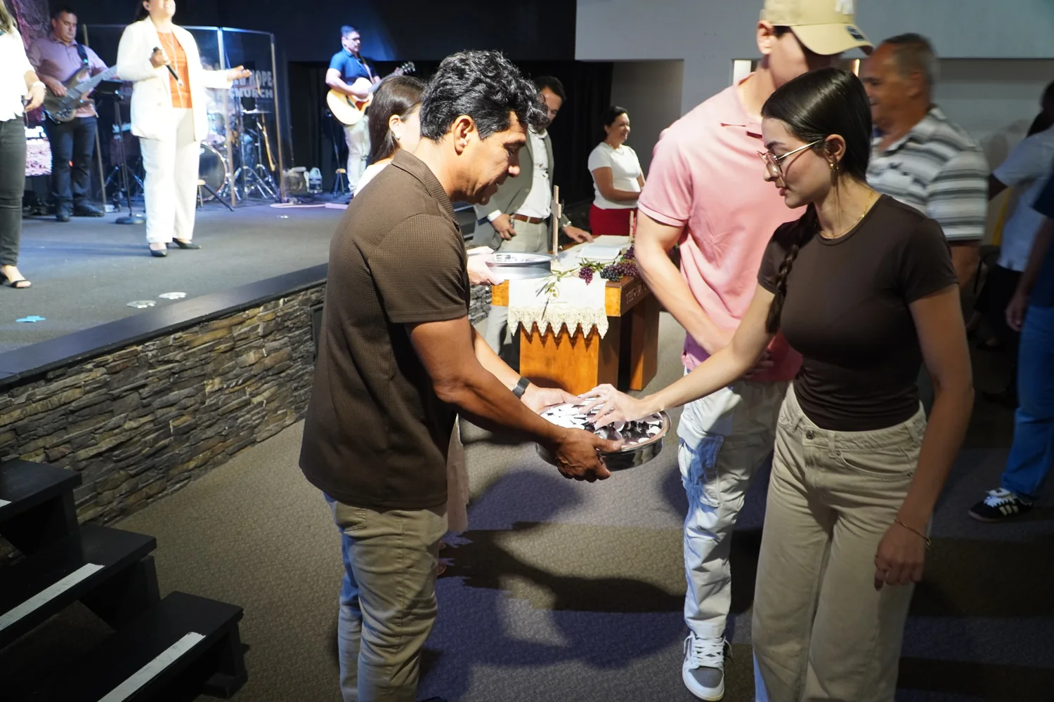 A Santa Ceia sendo servida à congregação da New Hope Church