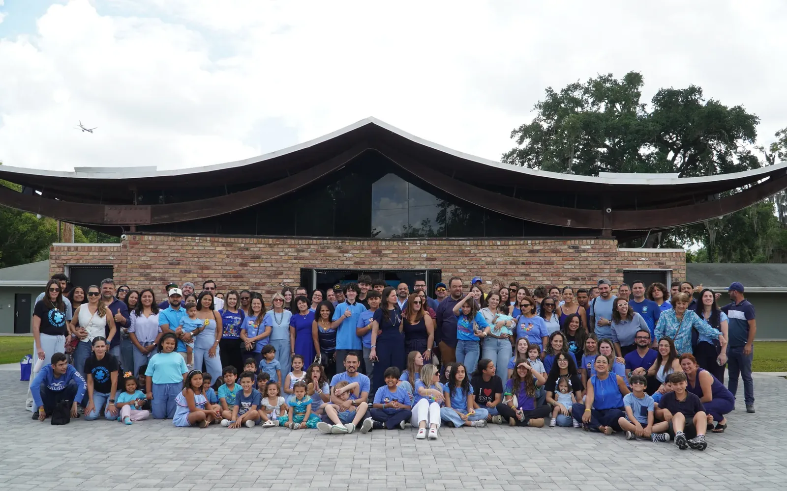 O santuário da New Hope Church no culto azul, decorado com balões azuis e a igreja reunida