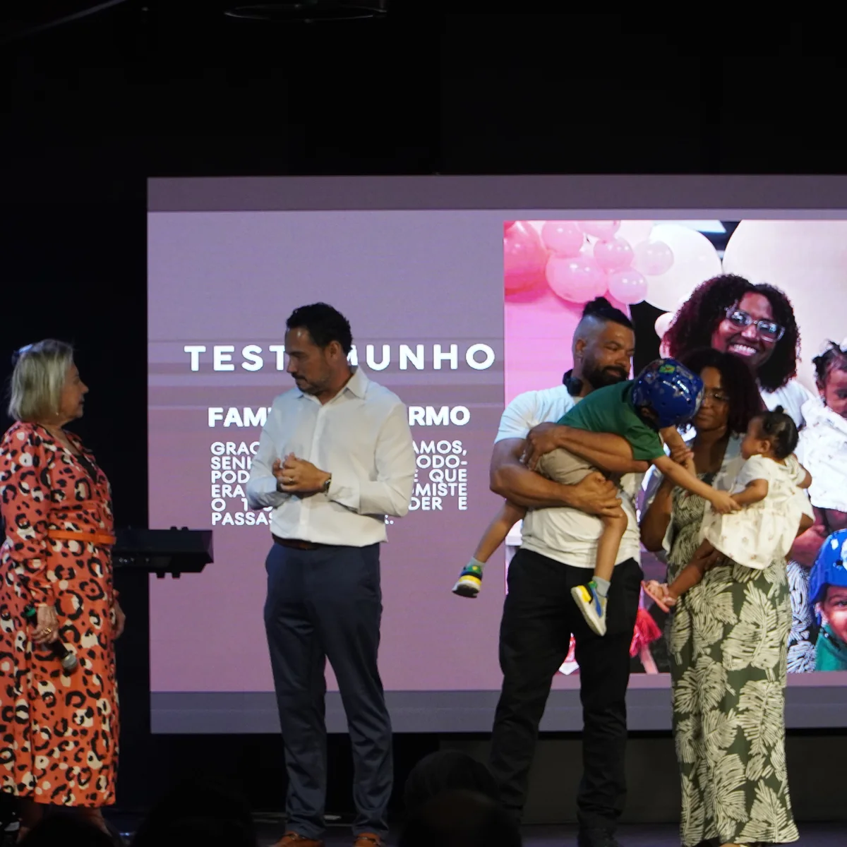 Família dando testemunho no culto da New Hope Church