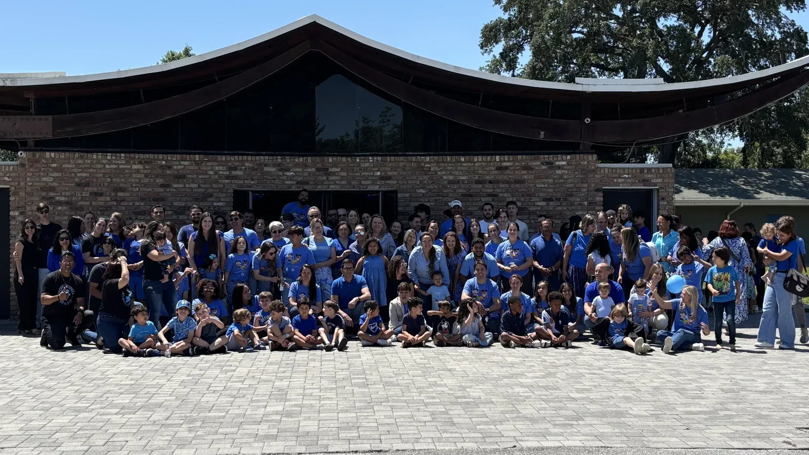 A congregação da New Hope Church Orlando reunida em frente ao prédio da igreja
