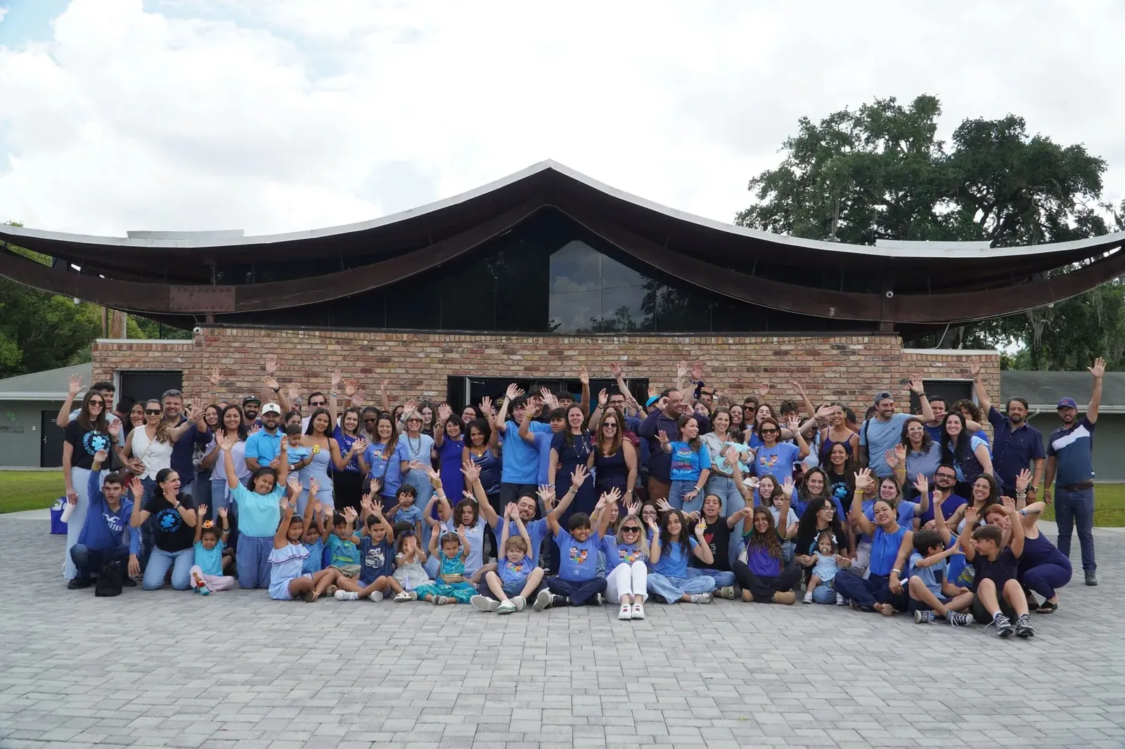 Membros da New Hope Church reunidos em frente ao prédio da igreja