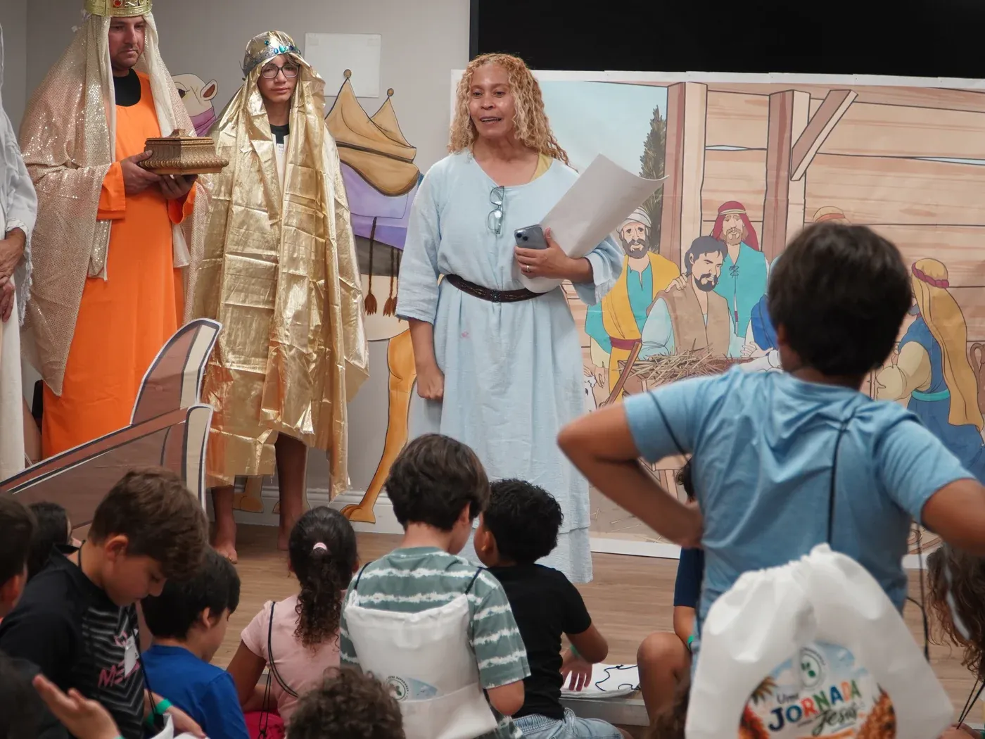Crianças em atividade na sala do New Hope Kids