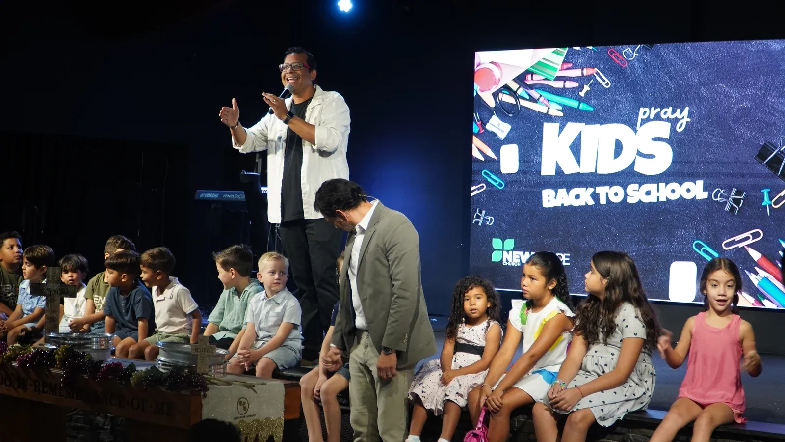 Crianças cantando no palco da igreja