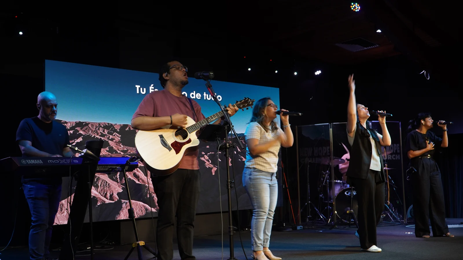 O louvor no culto de domingo da New Hope Church