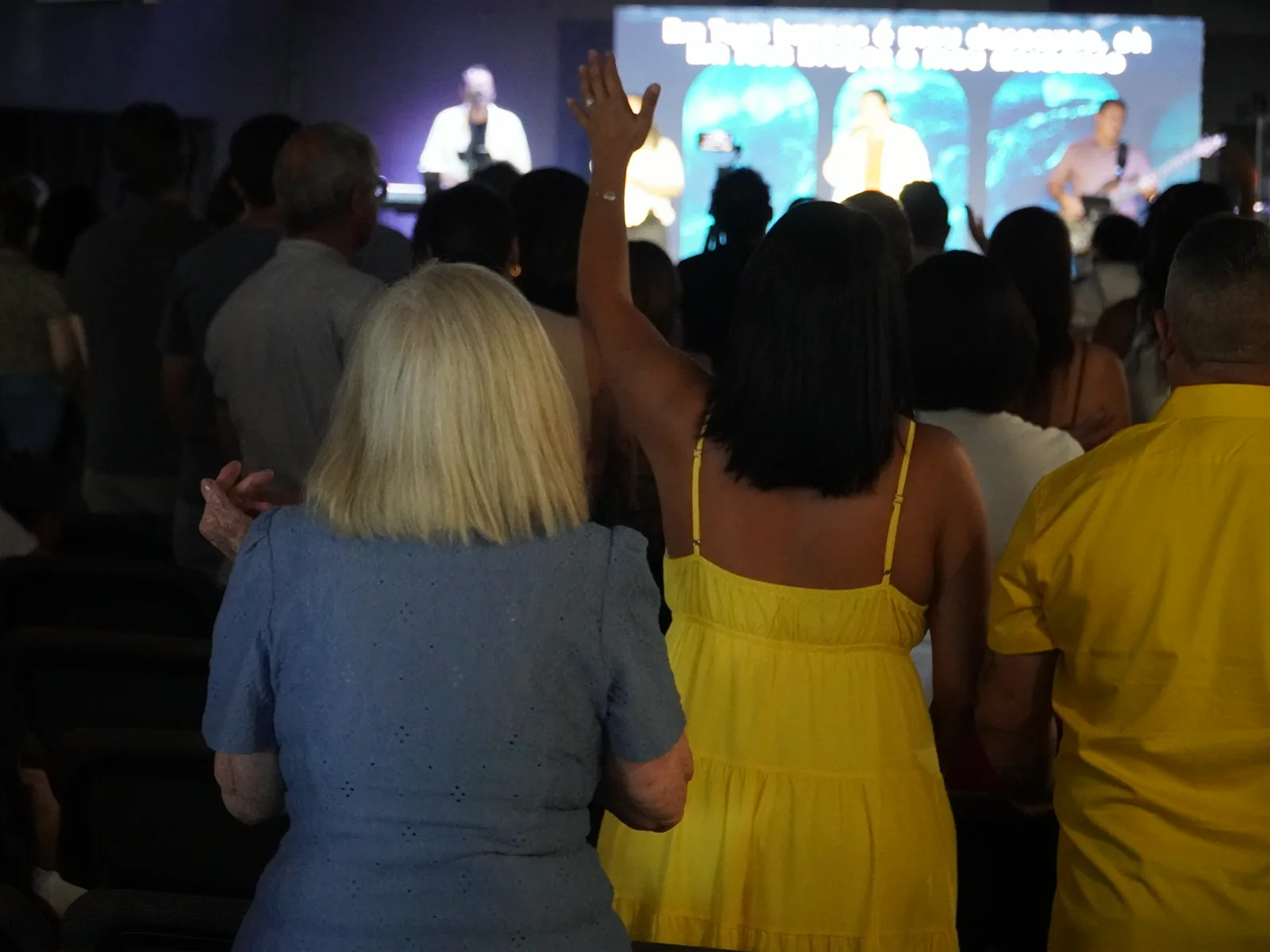 A congregação da New Hope Church reunida em adoração no culto de domingo