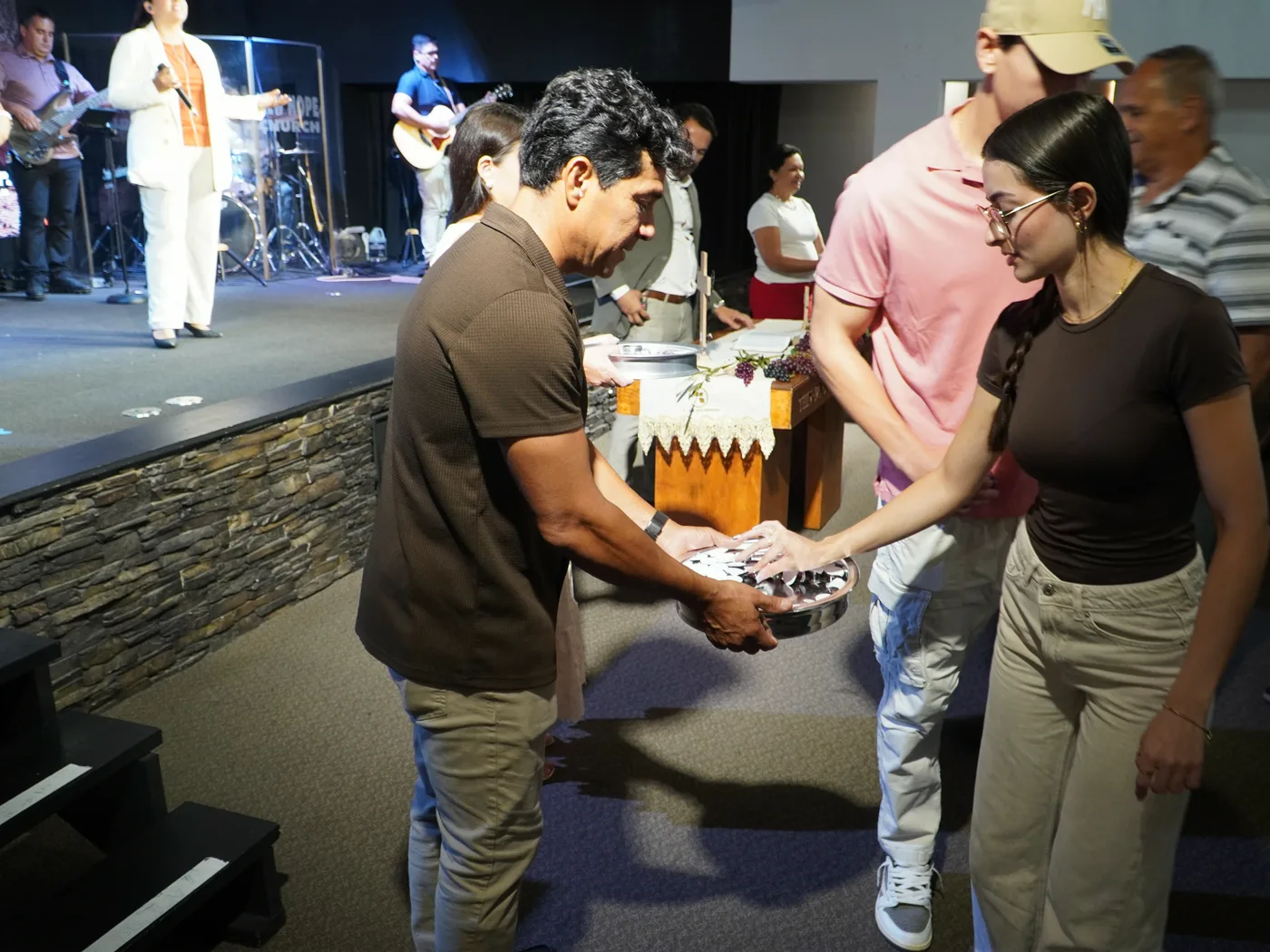 A Santa Ceia sendo servida no culto de domingo da New Hope Church