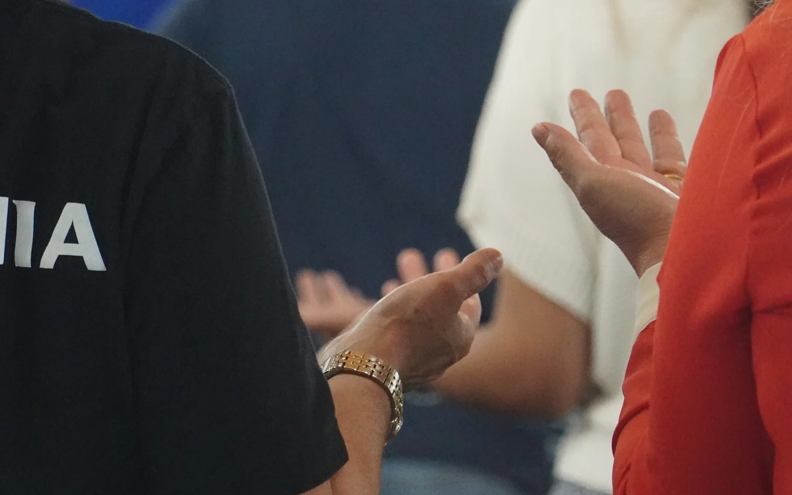 Mãos abertas em oração durante o culto da New Hope Church