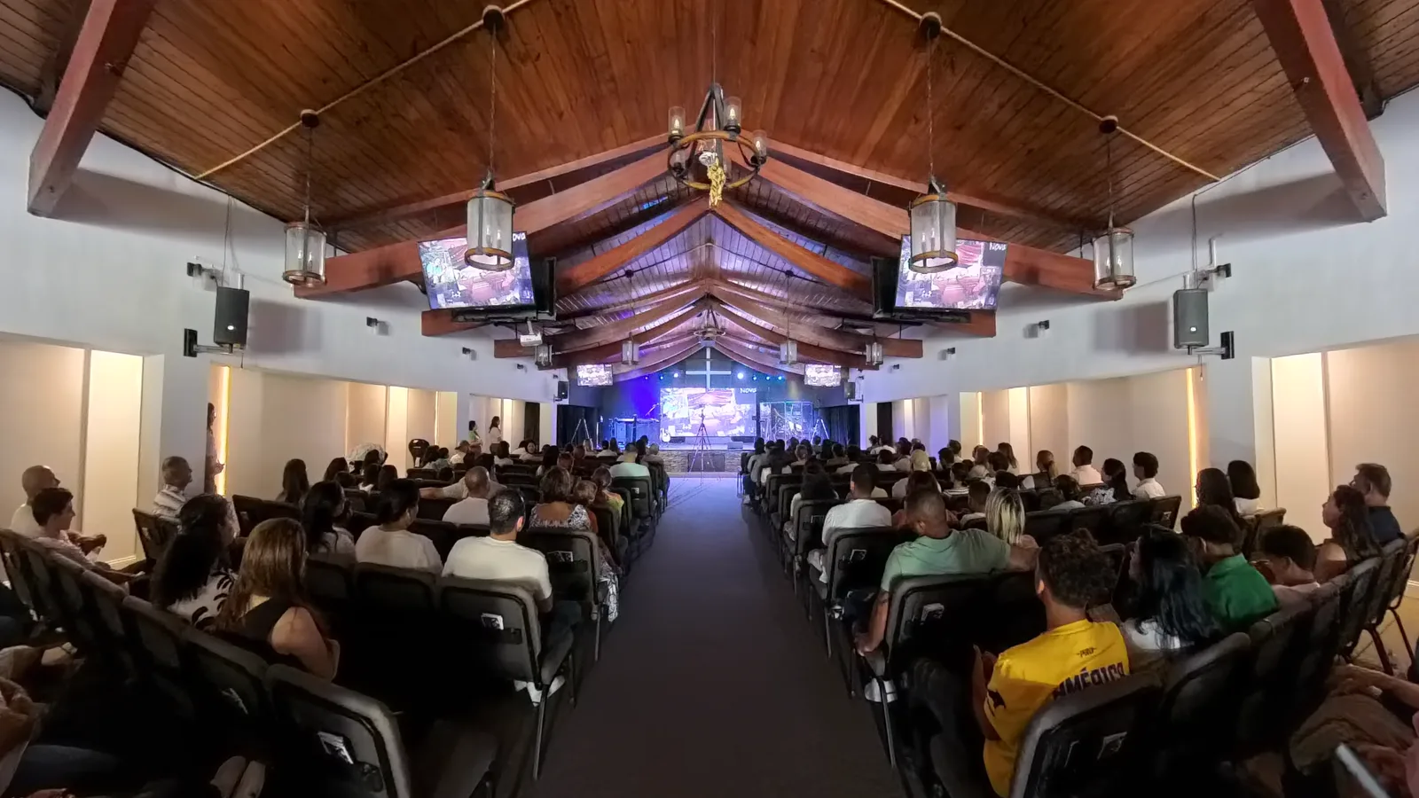 O santuário da New Hope Church cheio durante o culto de domingo
