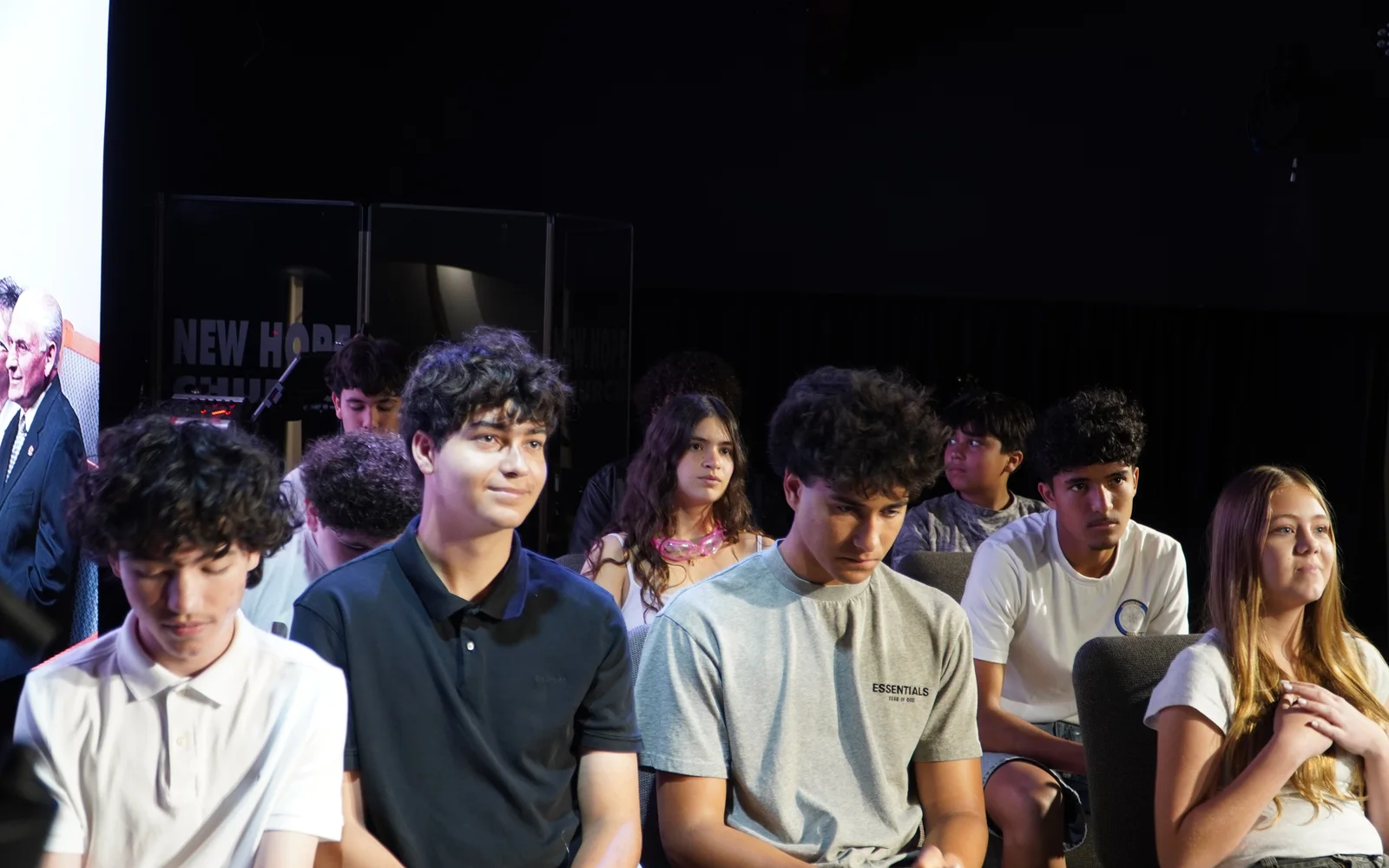 Adolescentes do New Hope Forever Youth reunidos no encontro de quarta