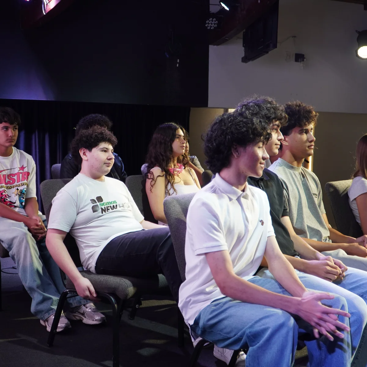 Adolescentes e jovens do Forever Youth reunidos na igreja