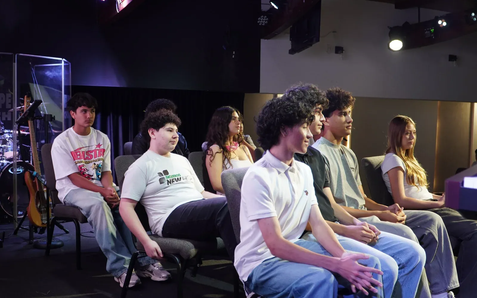 Adolescentes do New Hope Forever Youth reunidos em roda no encontro de quarta